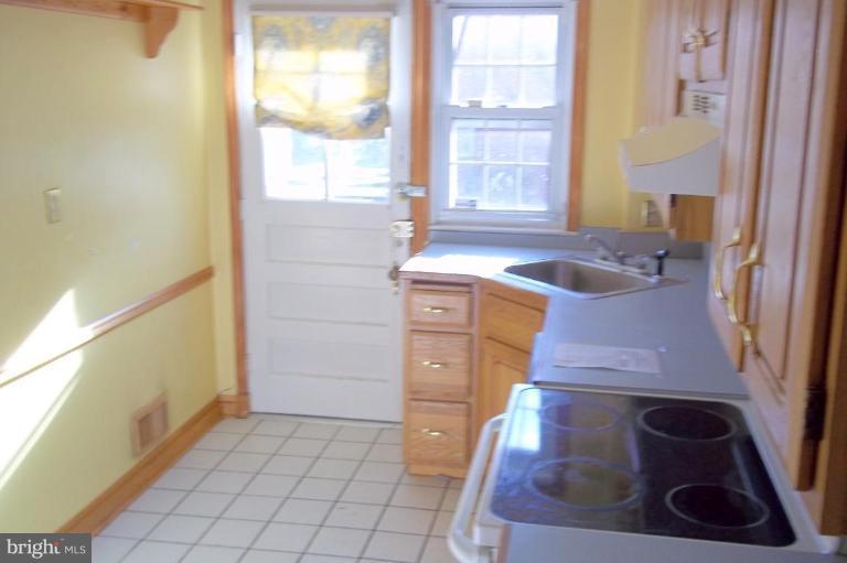 528 Academy Road Catonsville, MD 21228 - Photo 4 of 10 Kitchen