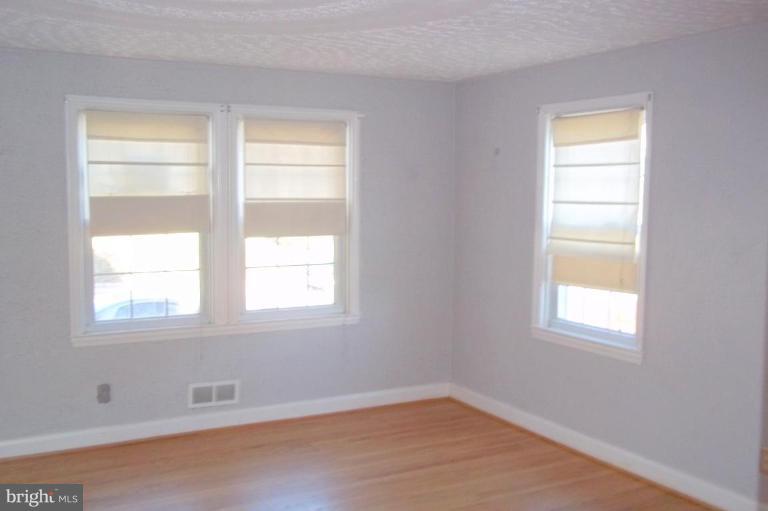 528 Academy Road Catonsville, MD 21228 - Photo 6 of 10 Living Room