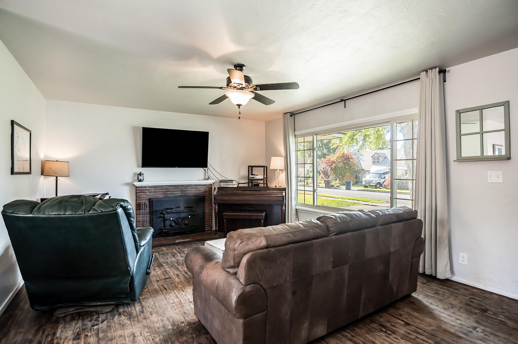 608 Southwest 14th Street Redmond, OR 97756 - Photo 4 of 26 Living 14th