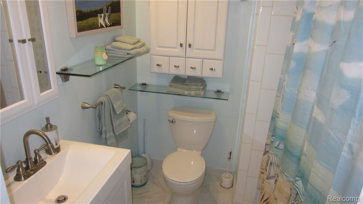36050 Paddleford Road Farmington, MI 48331 - Photo 19 of 40 IMG_4861.JPG