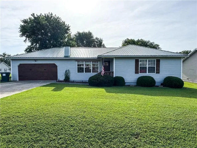 $319,900 | 106 South Elm Street, Blue Eye, MO 65611