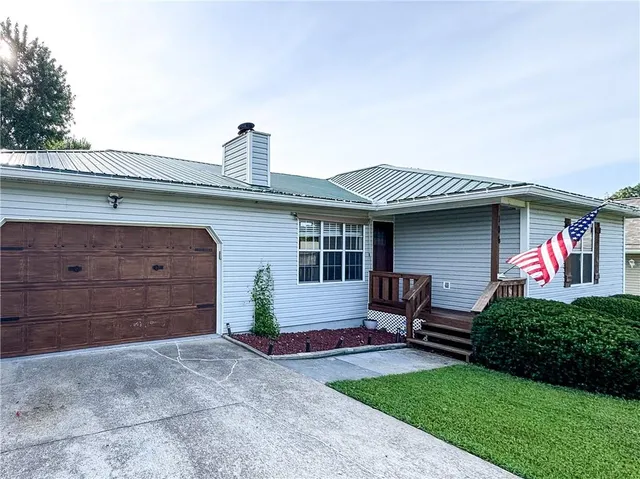 $319,900 | 106 South Elm Street, Blue Eye, MO 65611