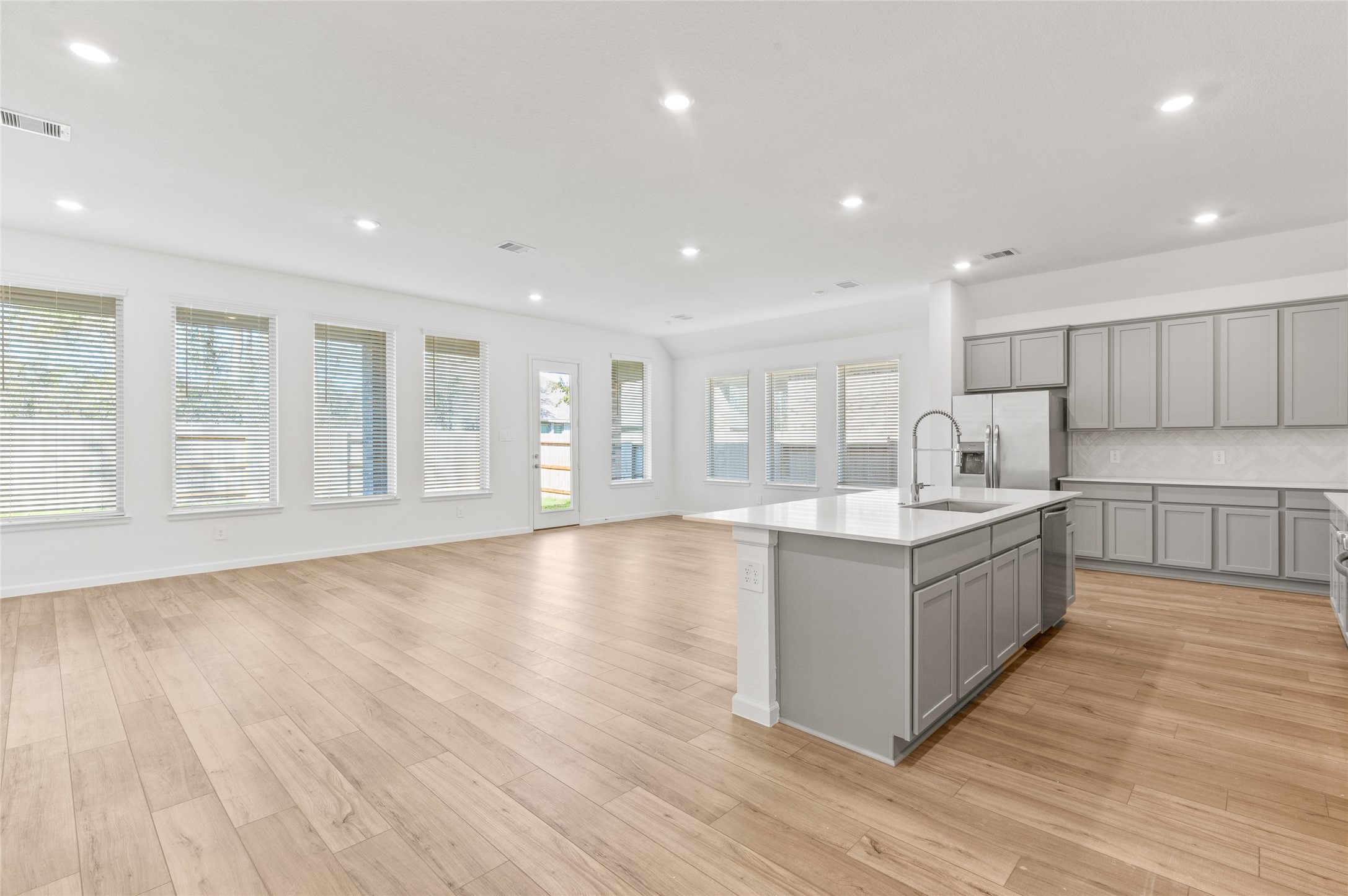 18211 Saffron Sun Street Conroe, TX 77302 - Photo 8 of 28