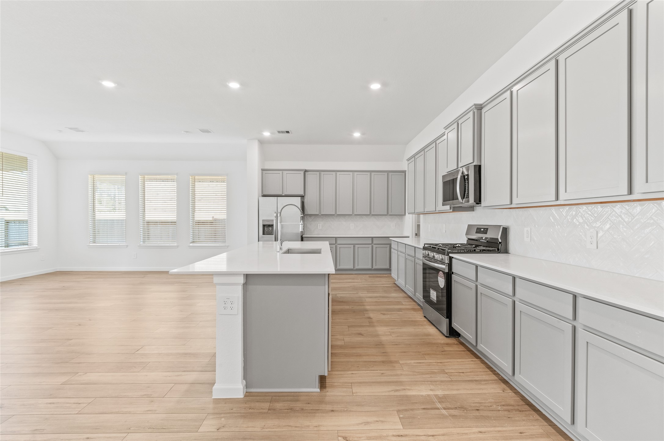 18211 Saffron Sun Street Conroe, TX 77302 - Photo 9 of 28