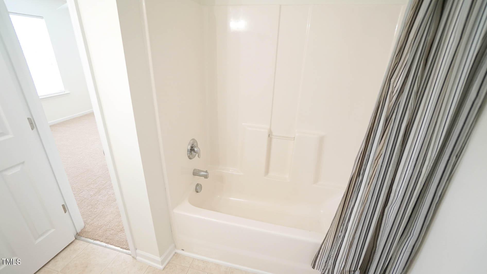 8215 Martello Lane Raleigh, NC 27613 - Photo 18 of 19 Tub/shower combo.