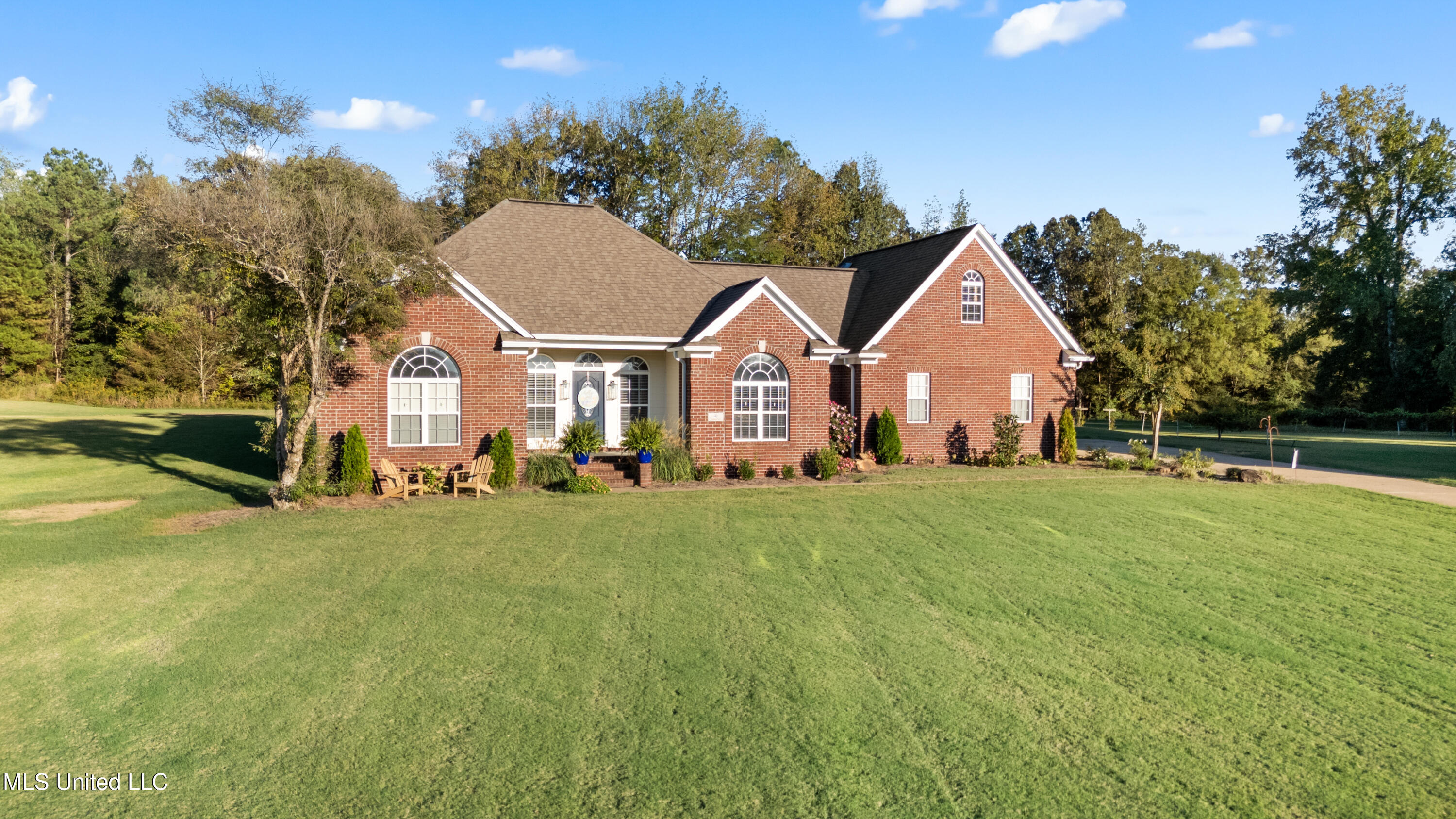 41 Armour Cove Holly Springs, MS 38635 - Photo 5 of 34 DJI_20251009172840_0086_D