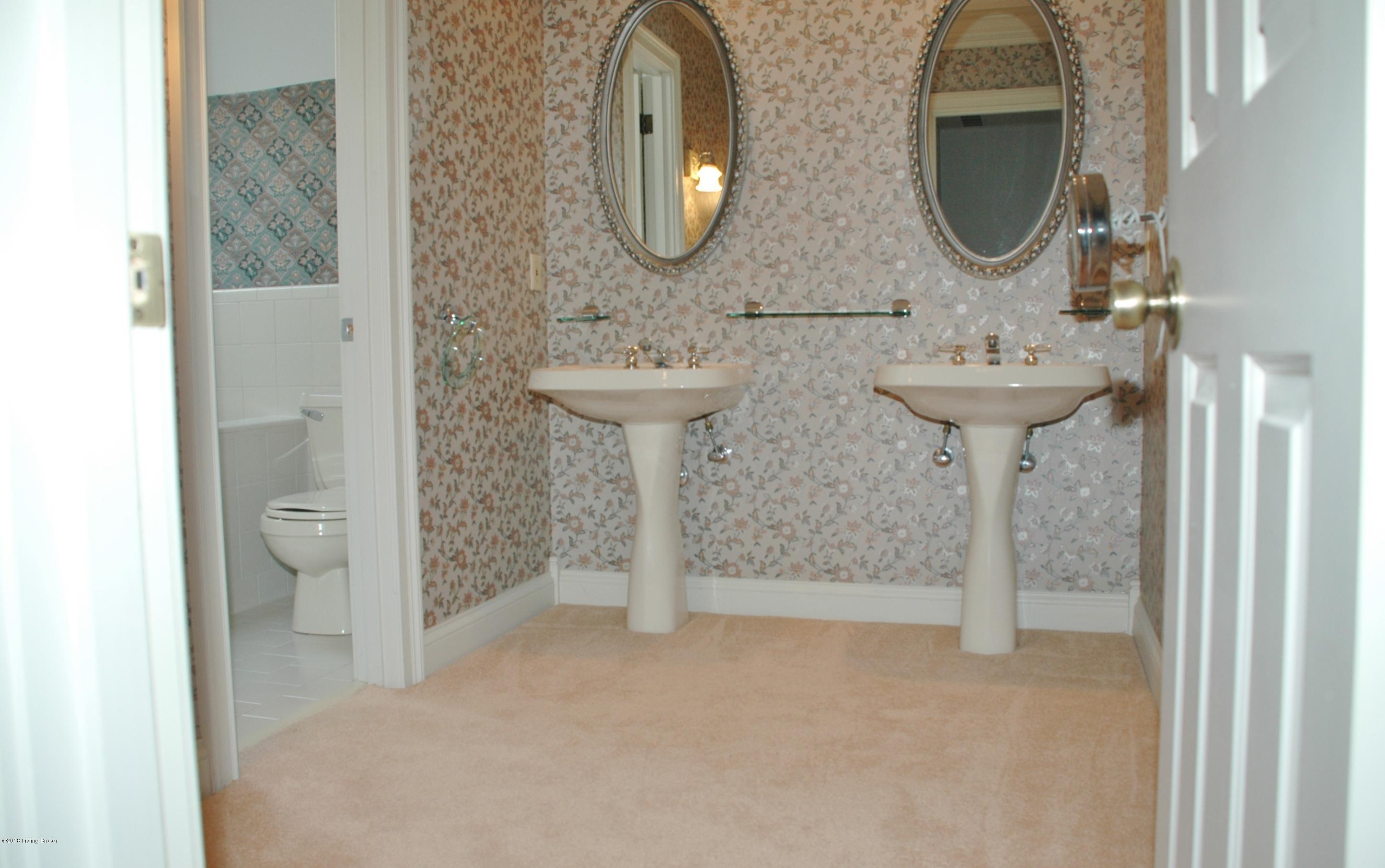 813 Rugby Place Louisville, KY 40222 - Photo 41 of 54 2nd floor bath adjoining family room.