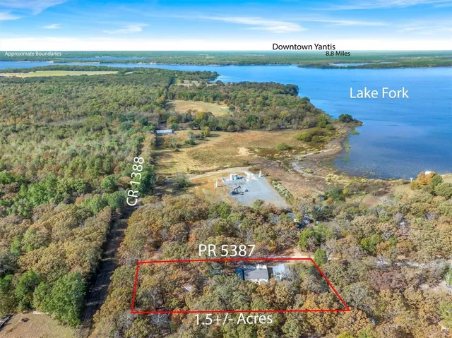 a view of an outdoor space and a yard