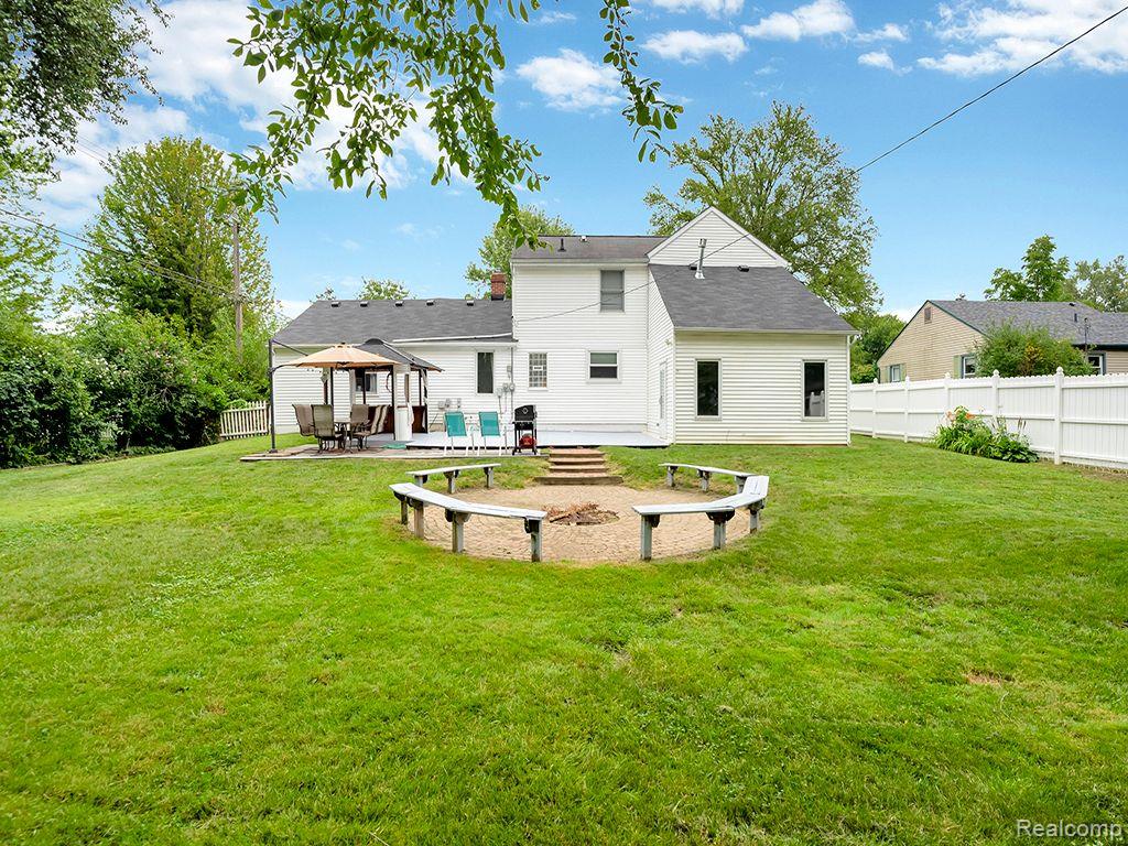 21222 Meridian Road Grosse Ile, MI 48138 - Photo 31 of 33 Gallery Image 31