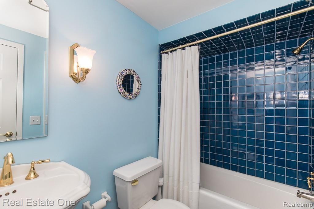 2326 Highsplint Drive Rochester, MI 48307 - Photo 21 of 32 DEEP COBALT TILE