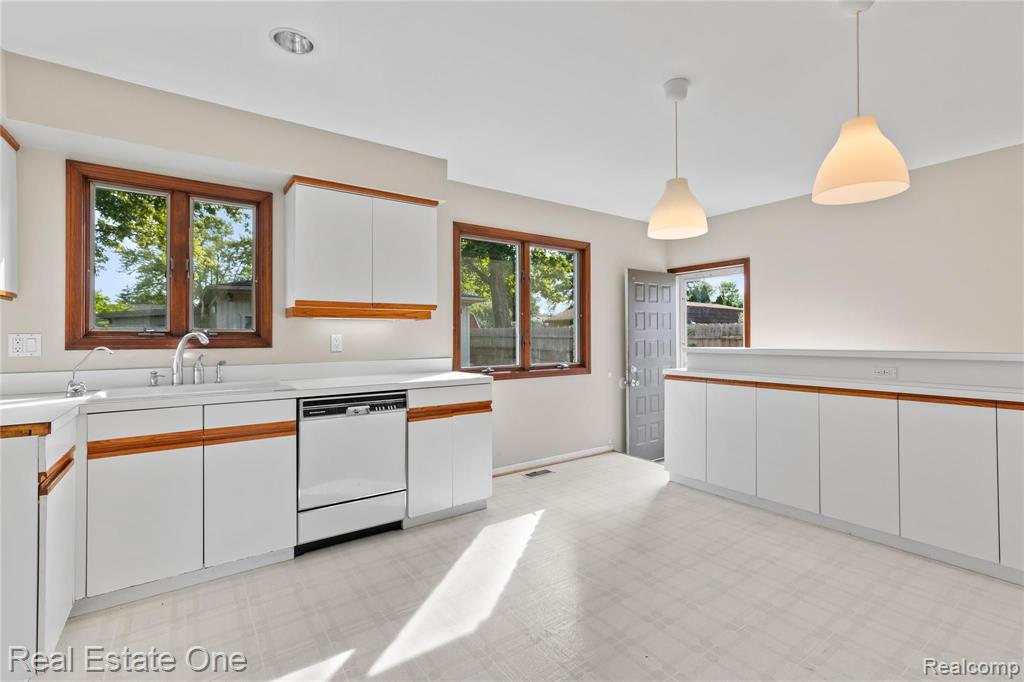 25515 Baker Street Taylor, MI 48180 - Photo 4 of 30