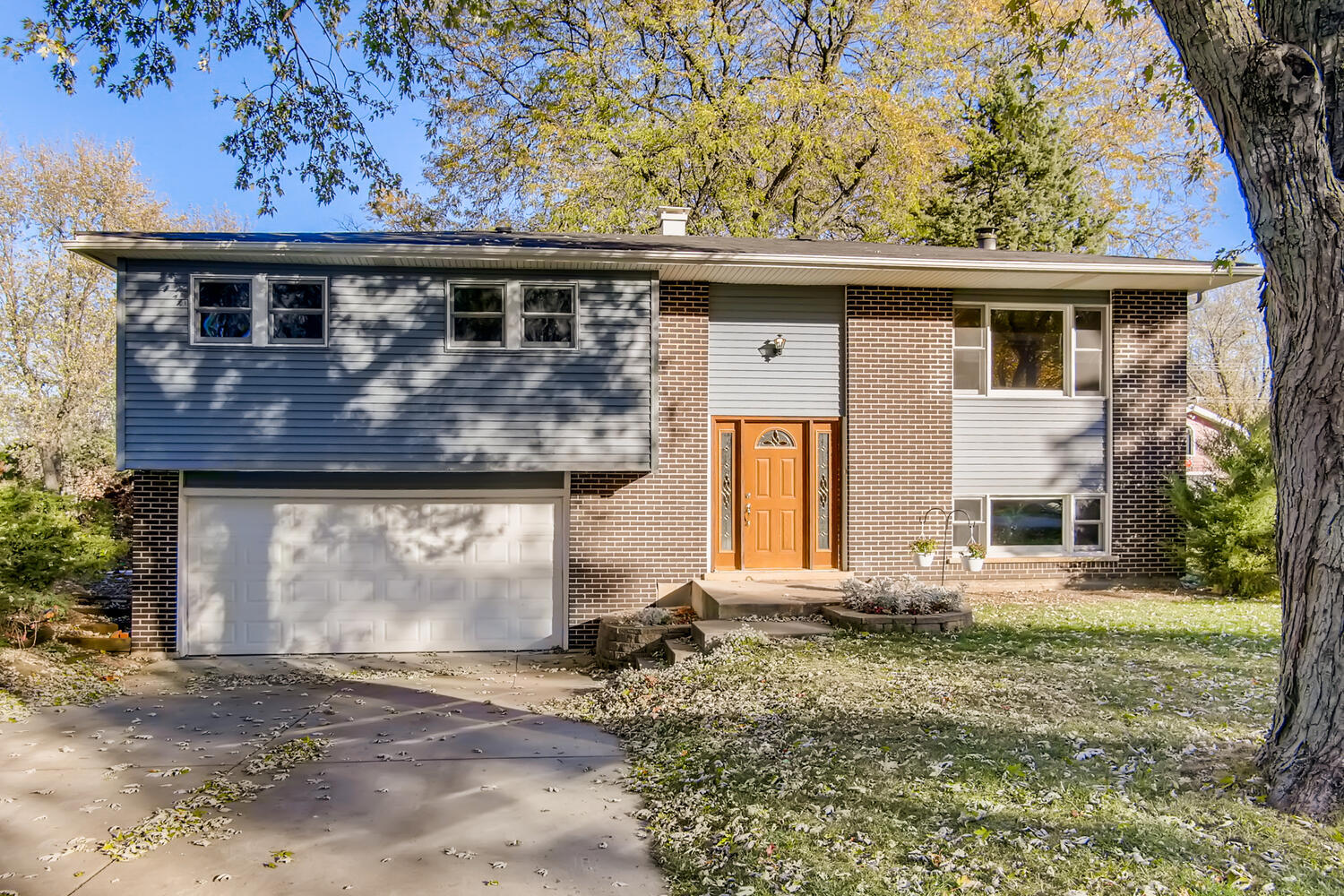 1611 Roslyn Road Roselle, IL 60172 - Photo 1 of 30
