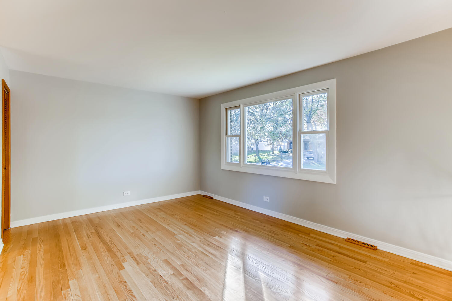 1611 Roslyn Road Roselle, IL 60172 - Photo 4 of 30