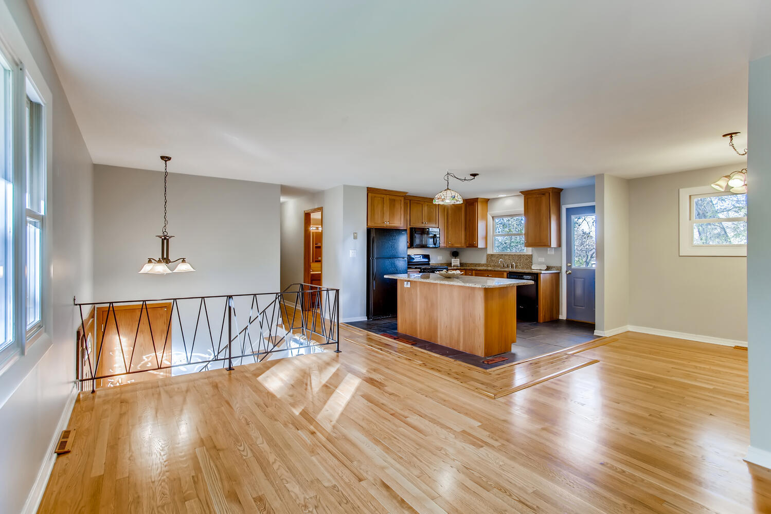 1611 Roslyn Road Roselle, IL 60172 - Photo 6 of 30