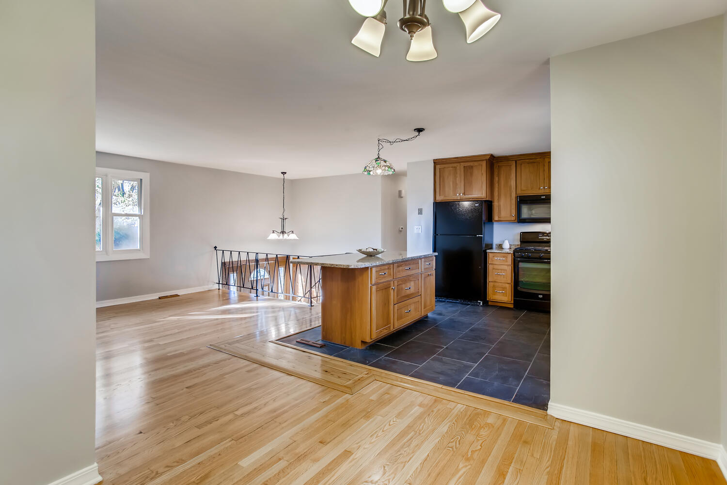 1611 Roslyn Road Roselle, IL 60172 - Photo 9 of 30