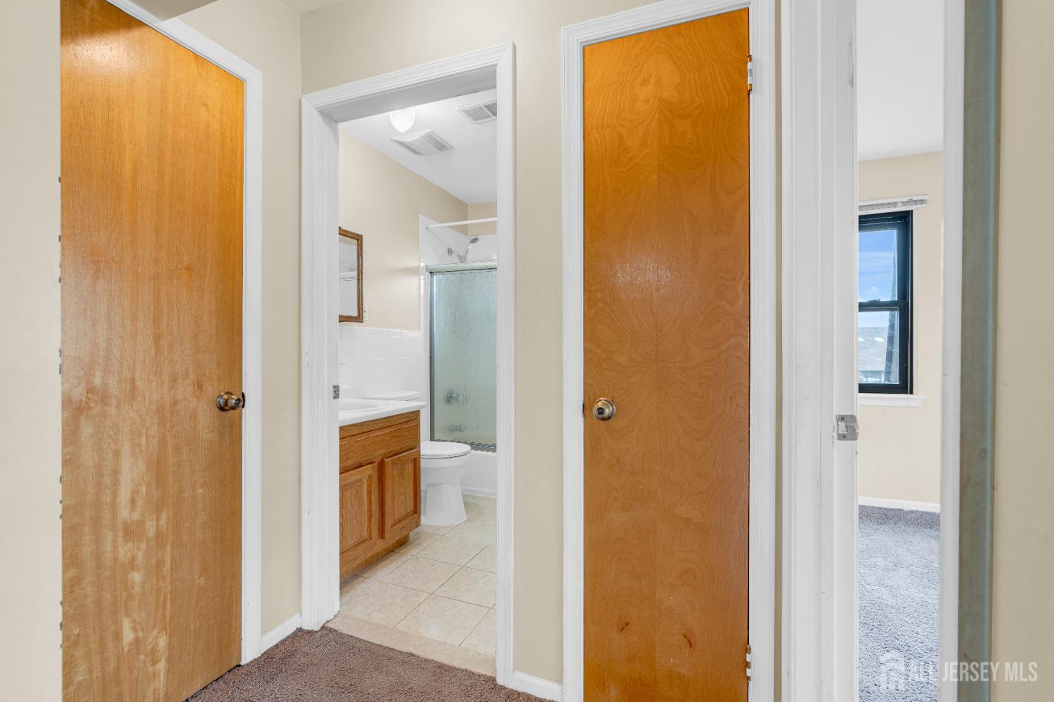 101 Beverly Hl Terrace, Unit M Woodbridge, NJ 07095 - Photo 18 of 28 a view of a bathroom from a hallway