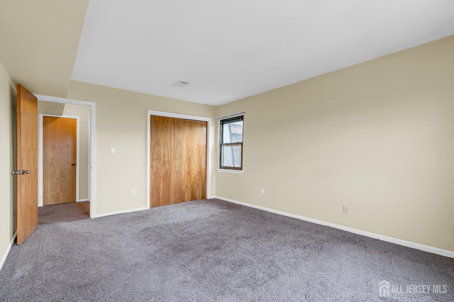 101 Beverly Hl Terrace, Unit M Woodbridge, NJ 07095 - Photo 20 of 28 a view of an empty room with closet and a window