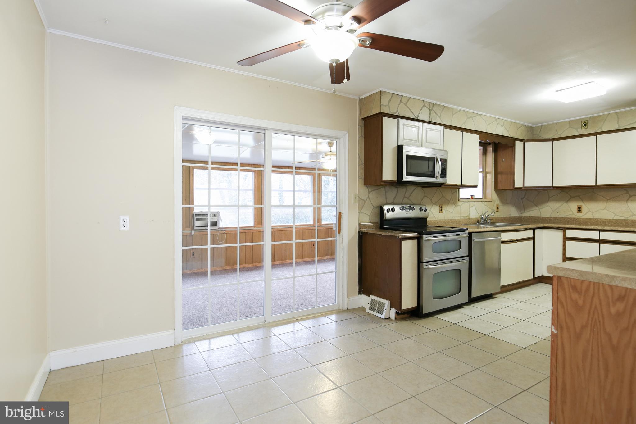 11 Cynthia Road Newark, DE 19702 - Photo 6 of 17 Eat in kitchen