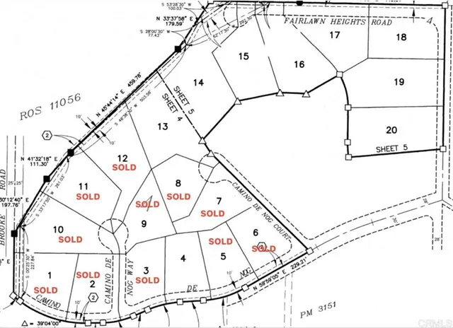 a picture of white wall with black and white walls