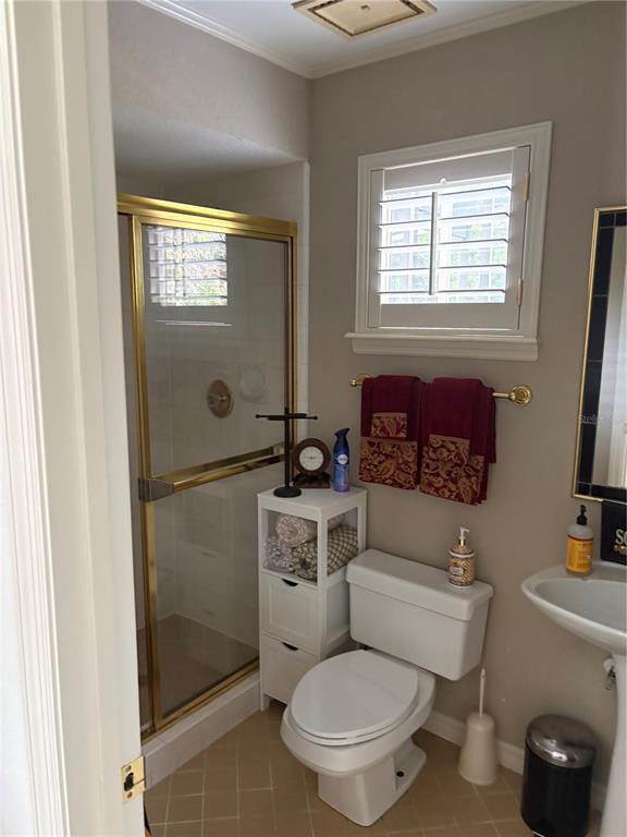 280 Springside Road Longwood, FL 32779 - Photo 19 of 29 a bathroom with a toilet a sink and a window