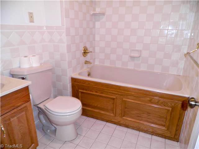 539 Pinewood Road Asheboro, NC 27205 - Photo 6 of 6 Master Bath/Spa.