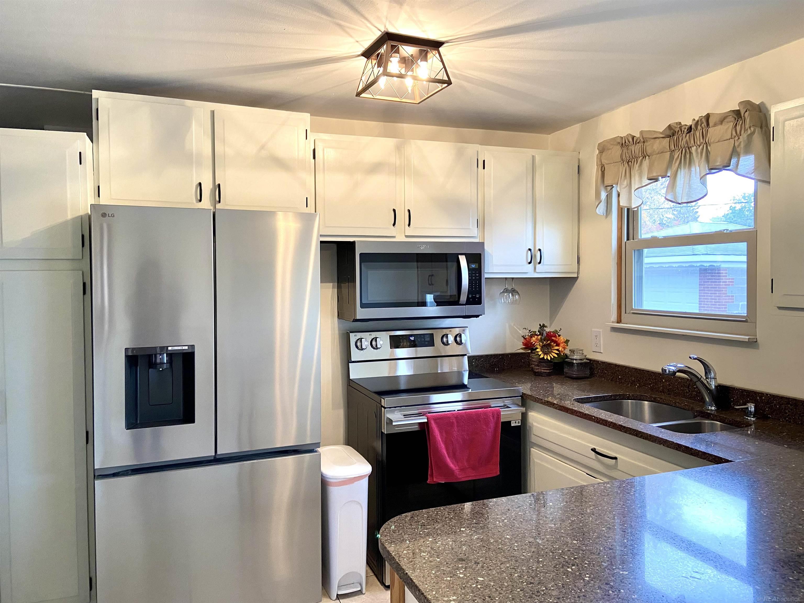 30464 Hayes Road Roseville, MI 48066 - Photo 5 of 26 50191264-98115426-4eff-41bf-b2d9-54ca35c416a0.JPG