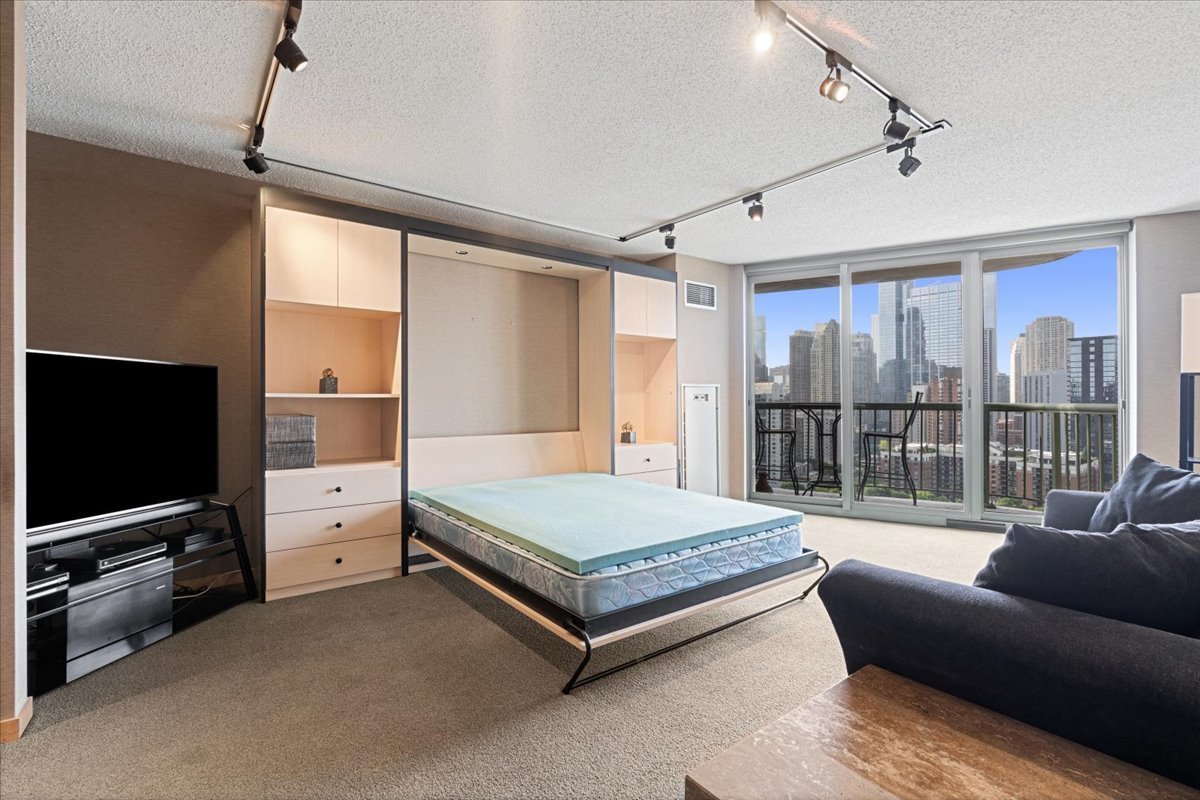 111 West Maple Street, Unit 2012 Chicago, IL 60610 - Photo 3 of 15