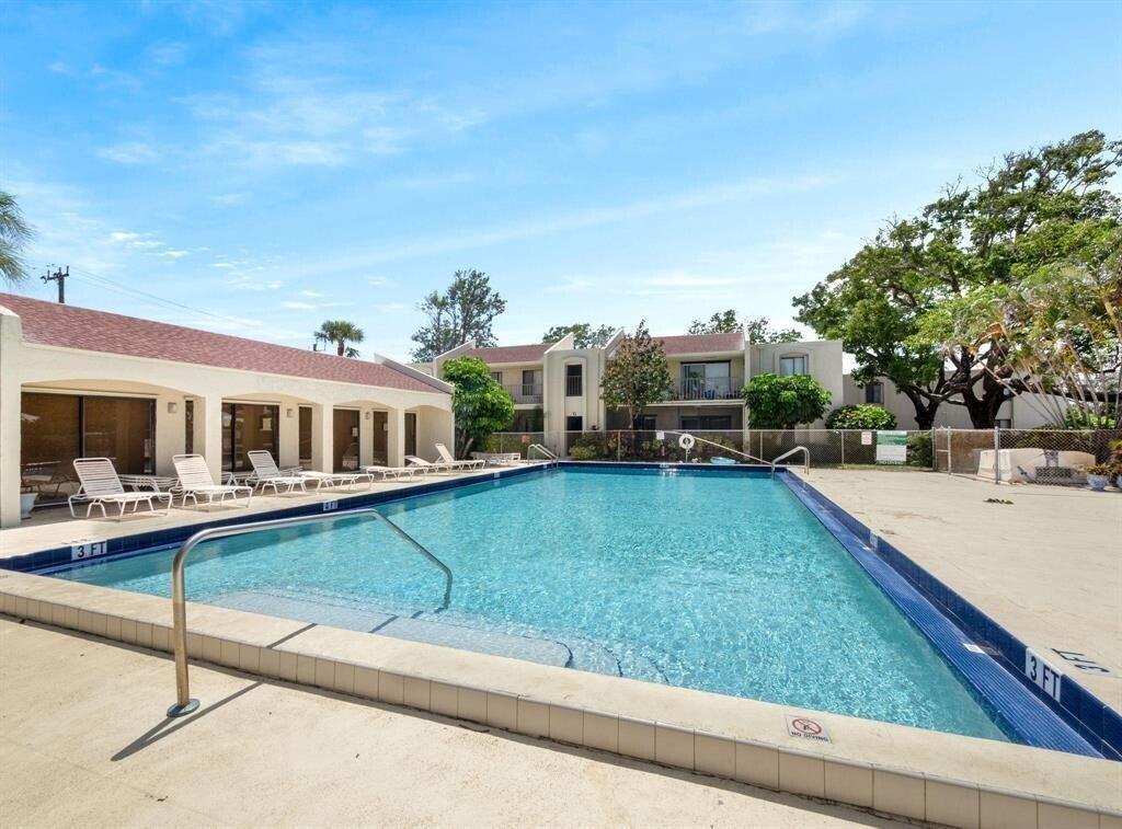 150 Pineview Road, Unit J1 Jupiter, FL 33469 - Photo 11 of 14 13