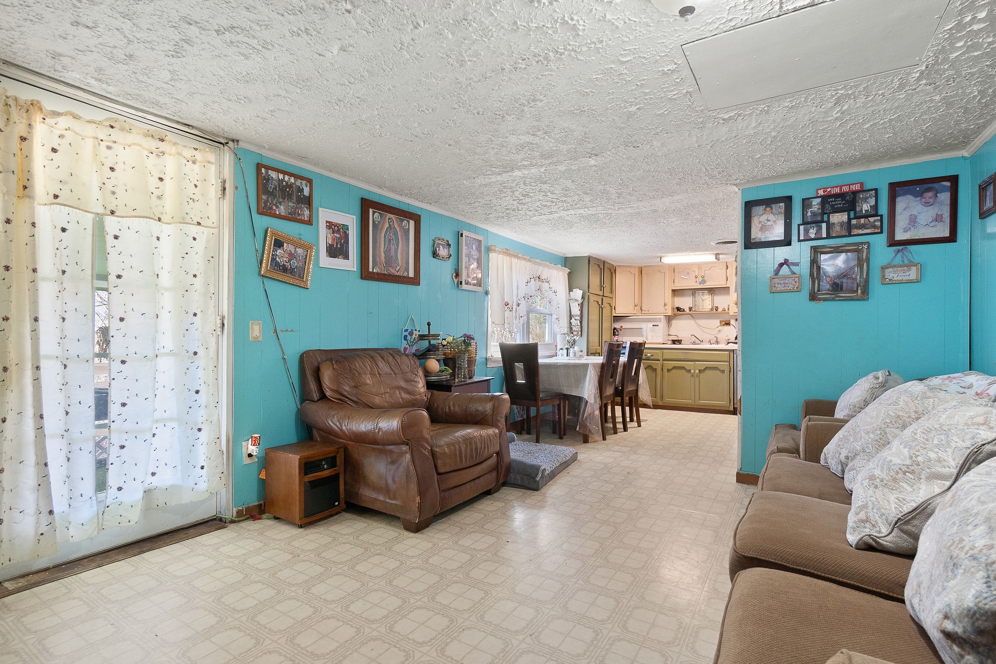 2184 Hyder Mountain Road Cookeville, TN 38506 - Photo 8 of 33 a living room with furniture and painting on the wall