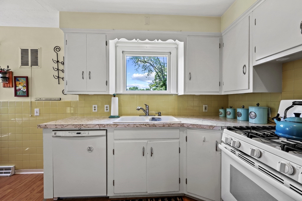 111 Maple Road Longmeadow, MA 01106 - Photo 5 of 26