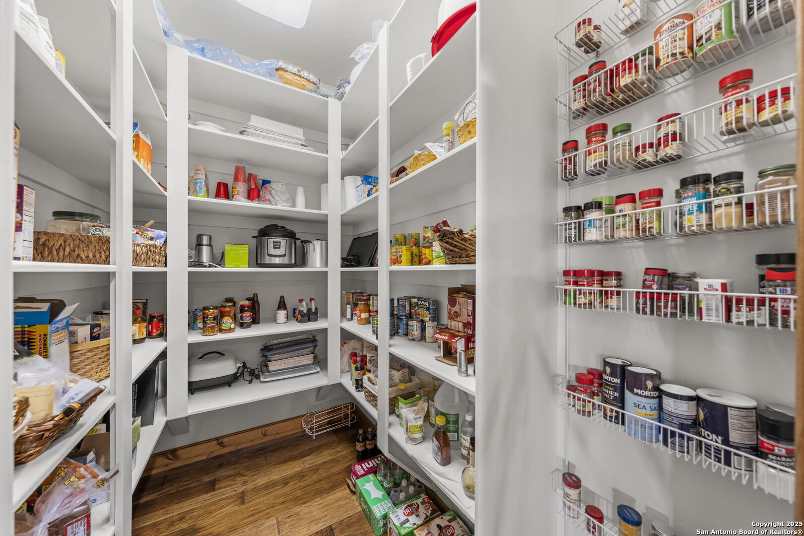 131 Bootlegger Lane North Kerrville, TX 78028 - Photo 18 of 50 a room with toys and a book shelf