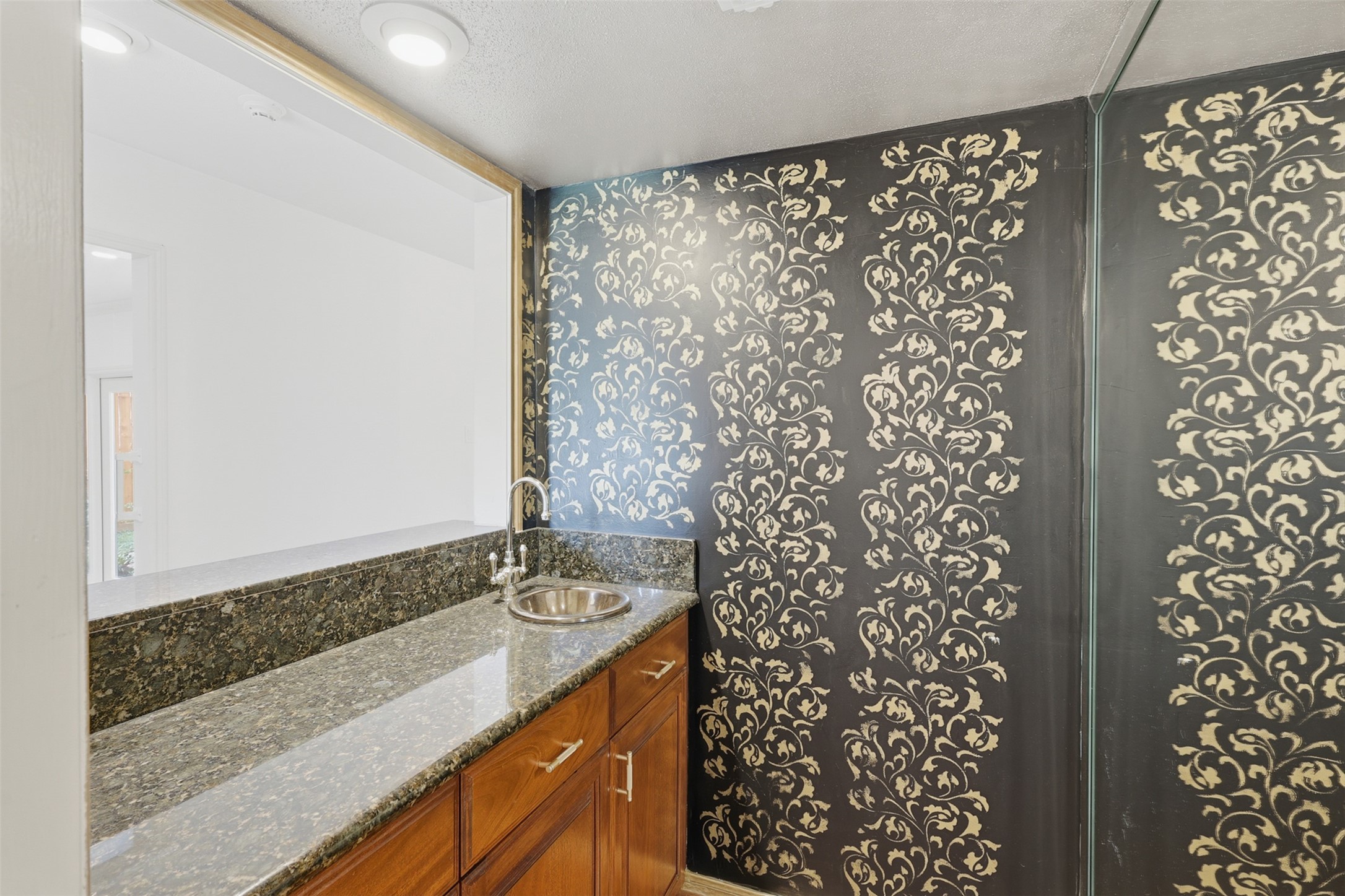3002 Riata Lane Houston, TX 77043 - Photo 4 of 30 Wet Bar