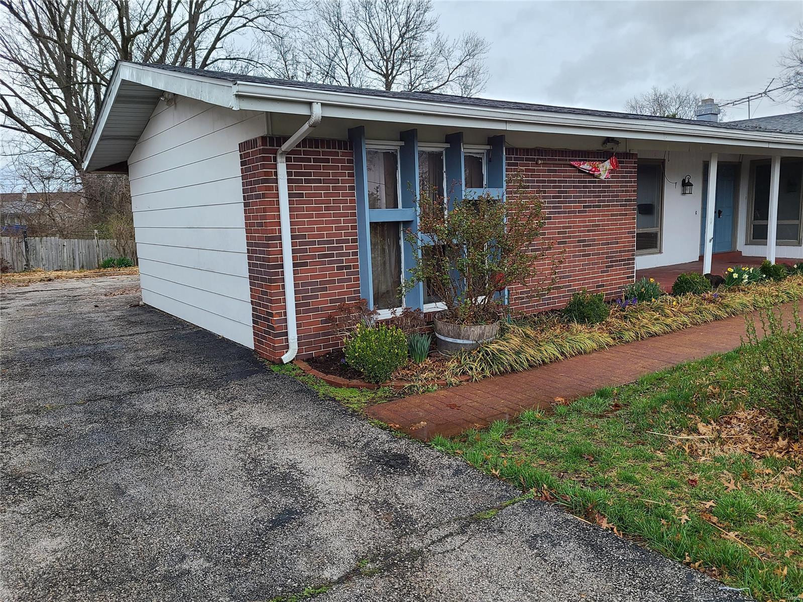 2085 Pohlman Road Florissant, MO 63033 - Photo 4 of 28