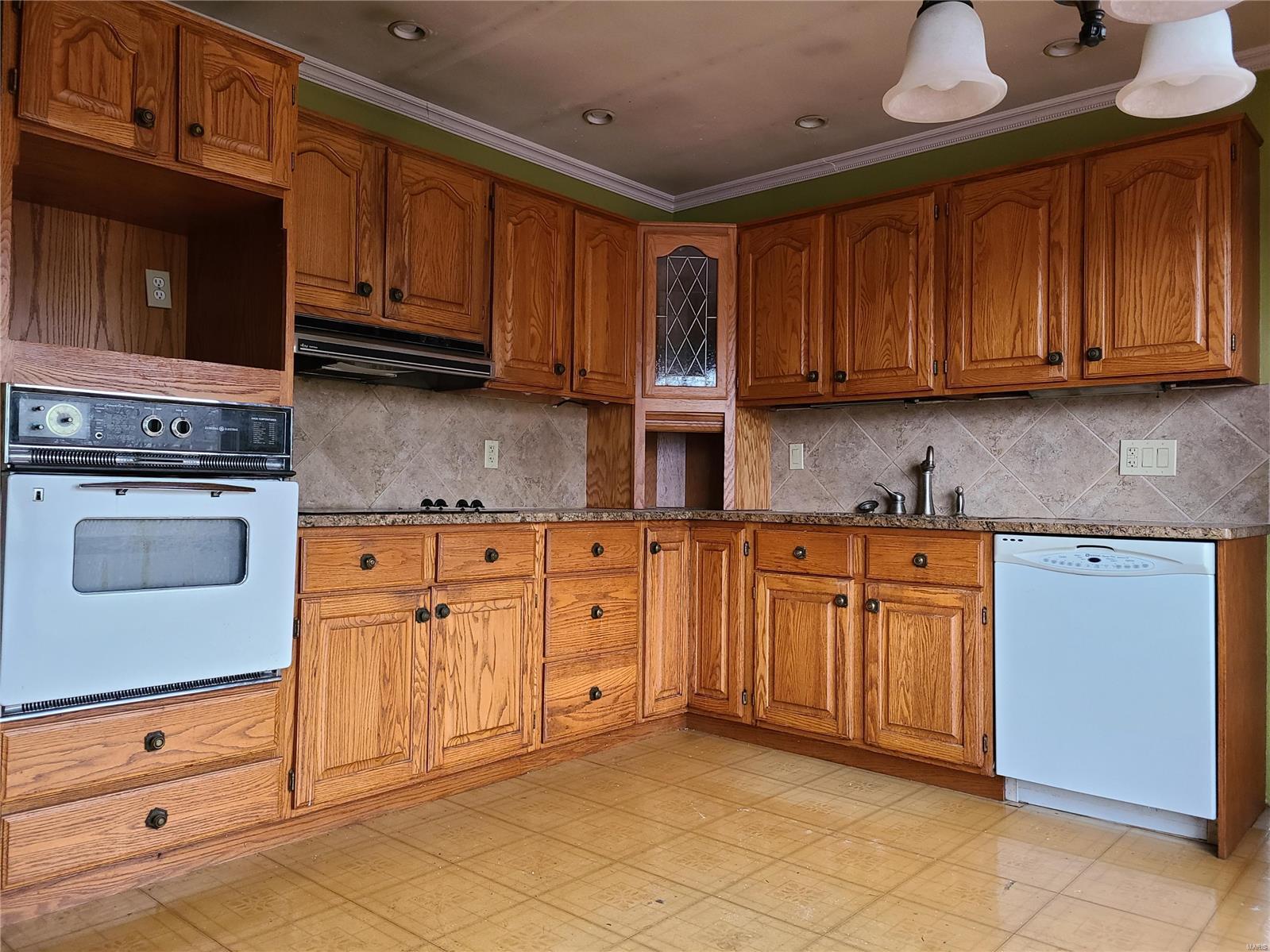 2085 Pohlman Road Florissant, MO 63033 - Photo 9 of 28