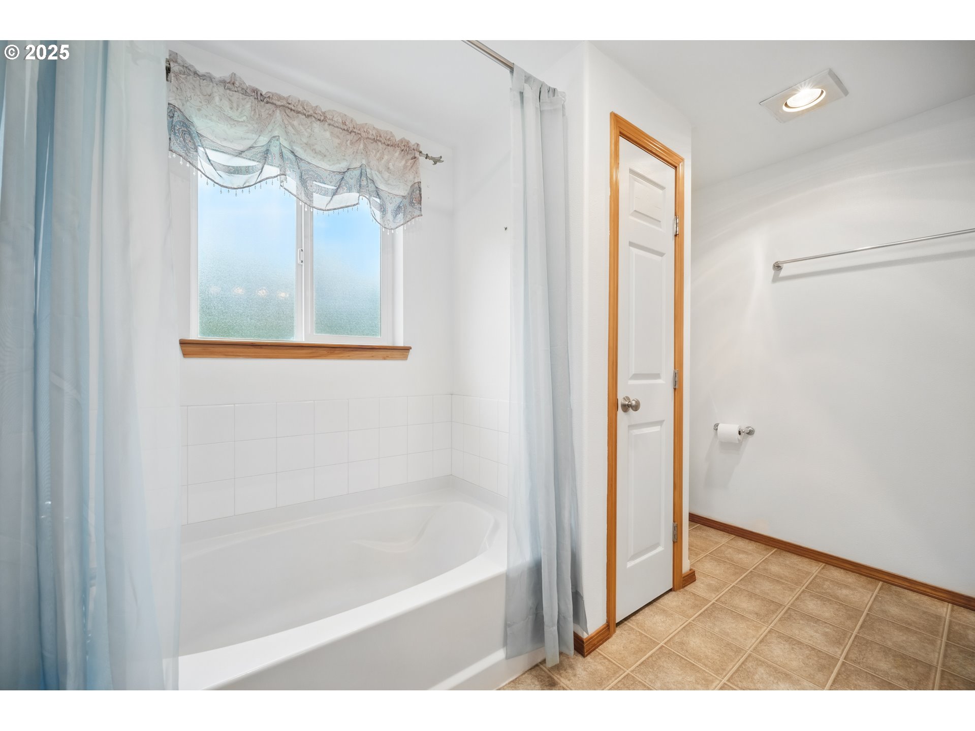 23 Elk Ridge Drive Cathlamet, WA 98612 - Photo 17 of 46 a bathroom with a tub and a shower