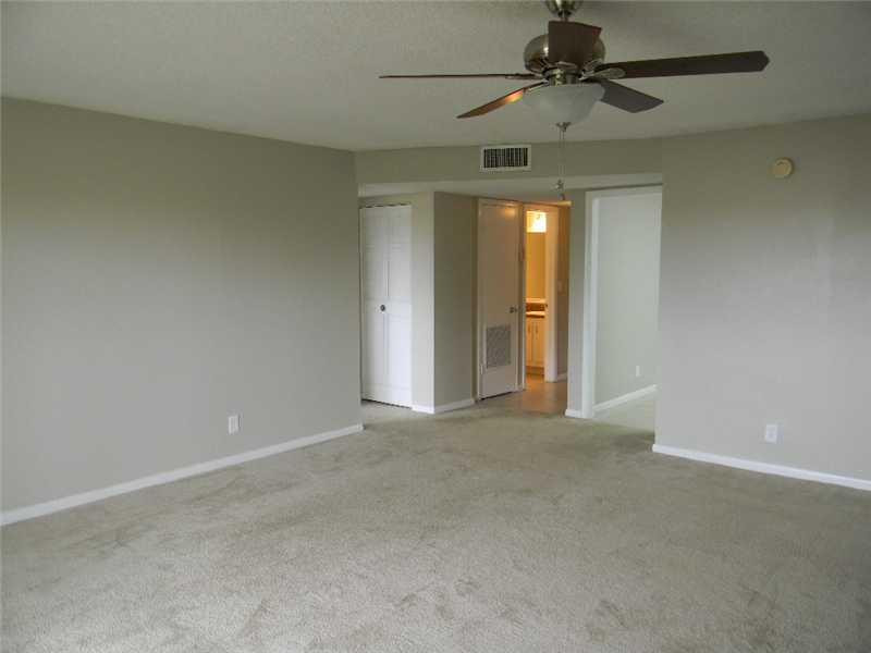 22511 Southwest 66th Avenue, Unit 409 Boca Raton, FL 33428 - Photo 4 of 9 Living Room