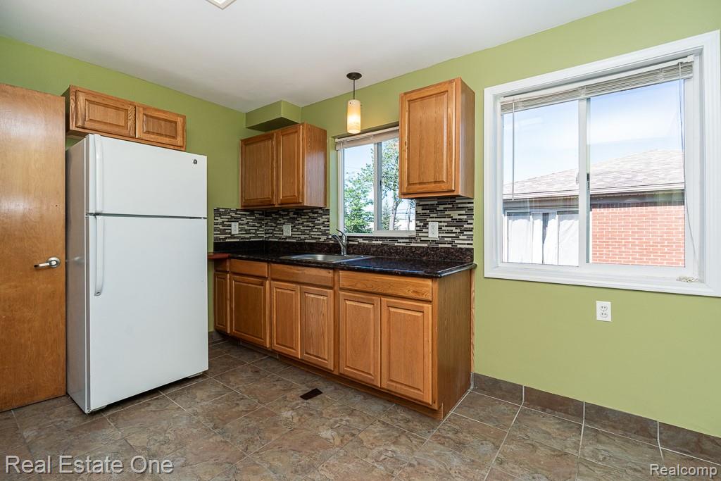 8272 Racine Road Warren, MI 48093 - Photo 16 of 46