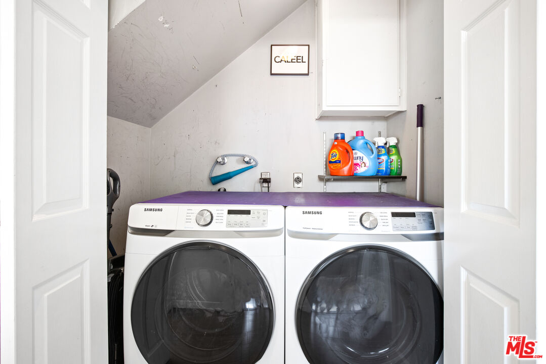 432 South Hamel Road, Unit 302 Los Angeles, CA 90048 - Photo 19 of 20 a utility room with dryer and washer