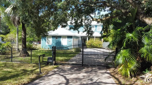 a view of front of a house with a yard