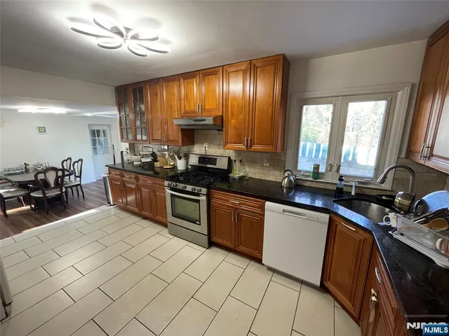 $859,999 | 113 East Cedar Lane, Teaneck, NJ 07666