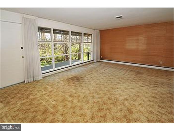 1057 Kingsley Road Rydal, PA 19046 - Photo 4 of 25 Living Room