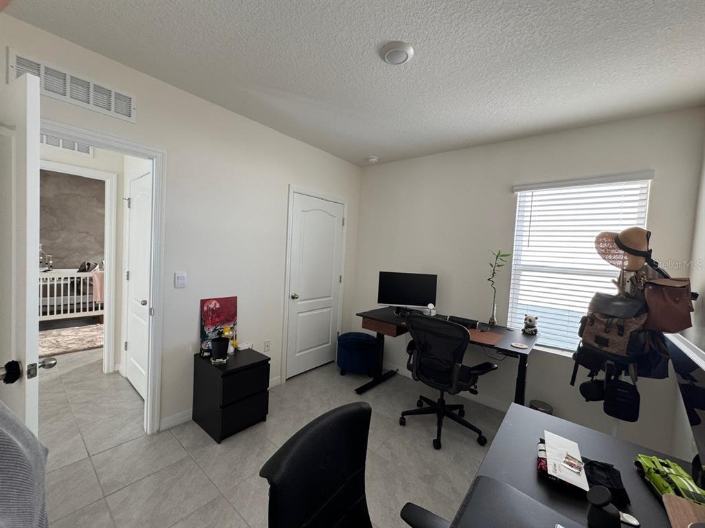 2843 Turnstone Run Harmony, FL 34773 - Photo 10 of 39 a livingroom with workspace and a couch