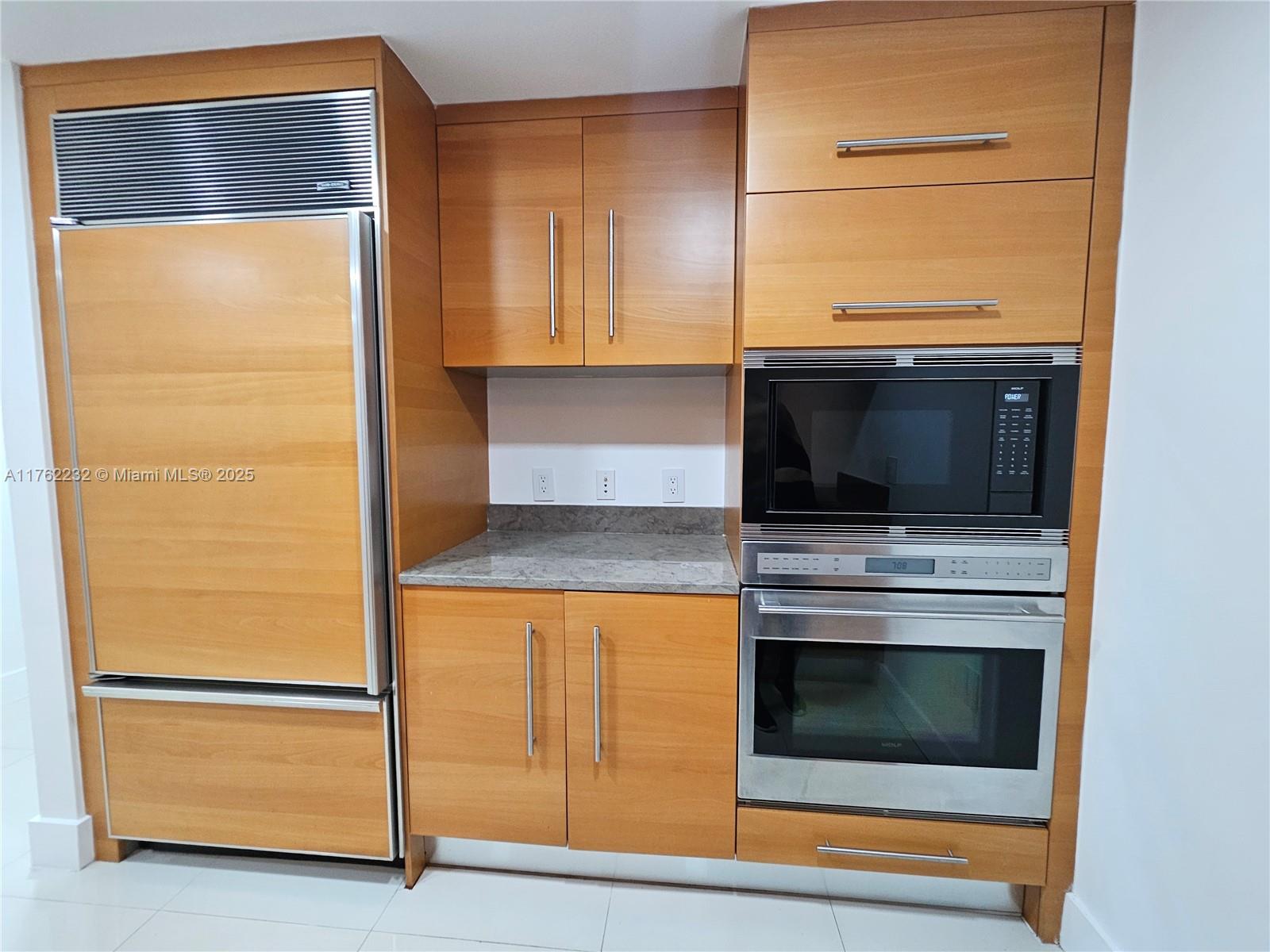 495 Brickell Avenue, Unit 4907 Miami, FL 33131 - Photo 9 of 65 a kitchen with a stove and a microwave