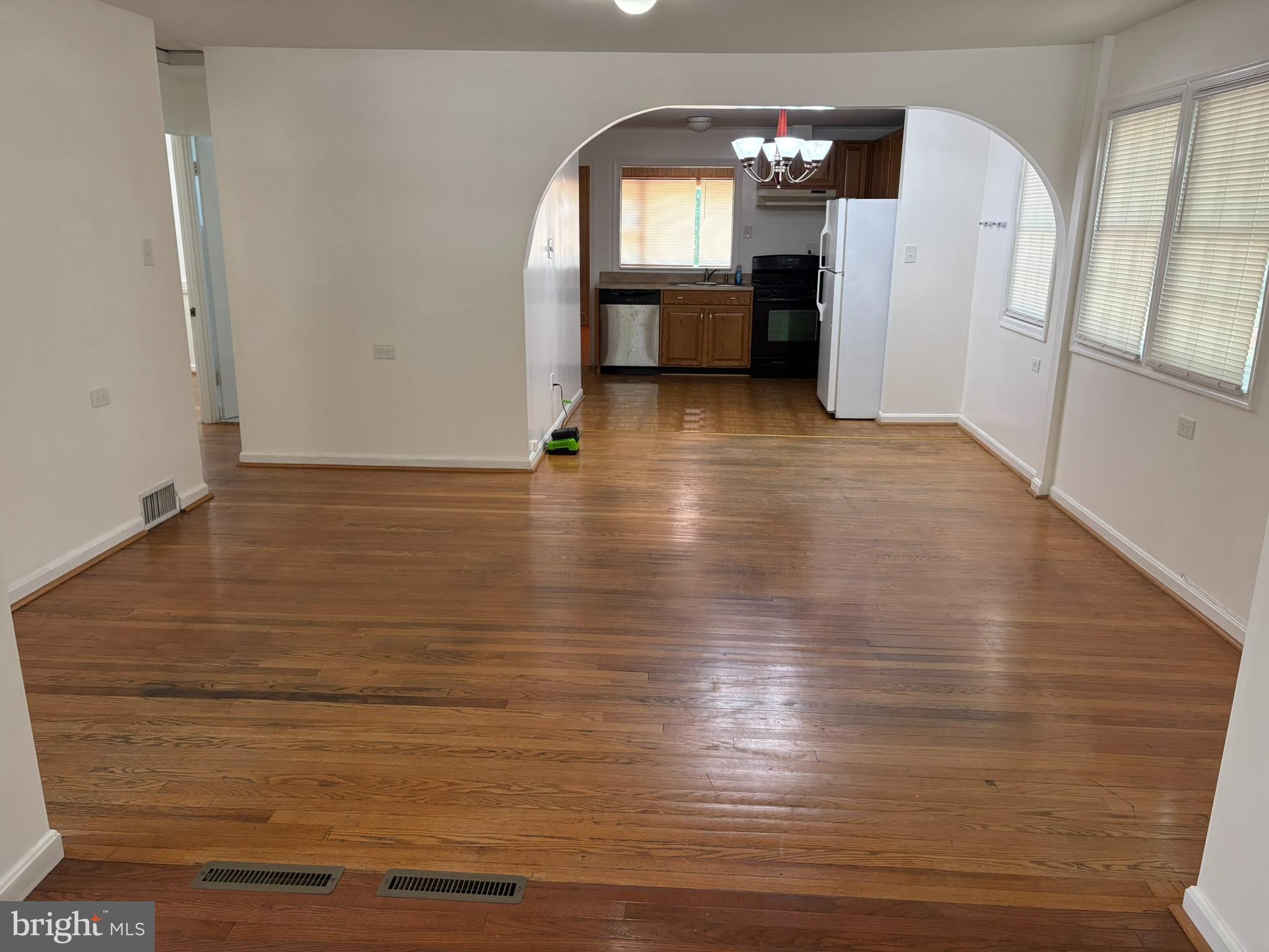 4903 Hollywood Road College Park, MD 20740 - Photo 5 of 28 Living Room