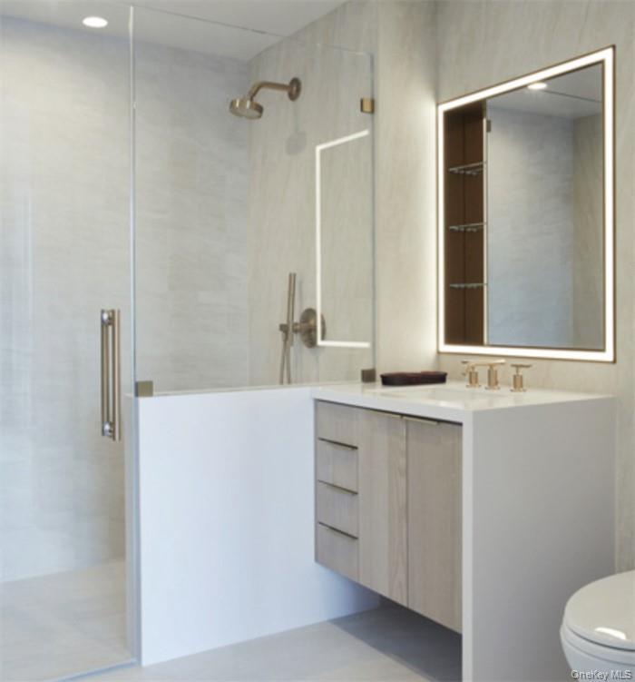 3 Court Square, Unit 6104 Queens, NY 11101 - Photo 5 of 10 a bathroom with a bathtub and a sink