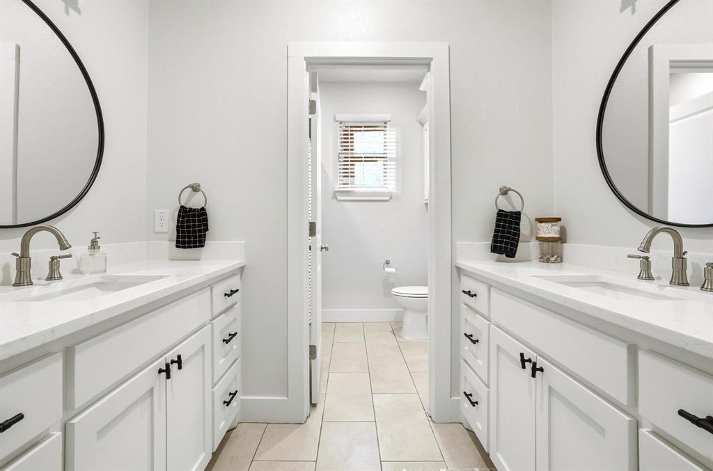 112 Chisolm Trail Pottsboro, TX 75076 - Photo 16 of 40 a spacious bathroom with a sink and a mirror