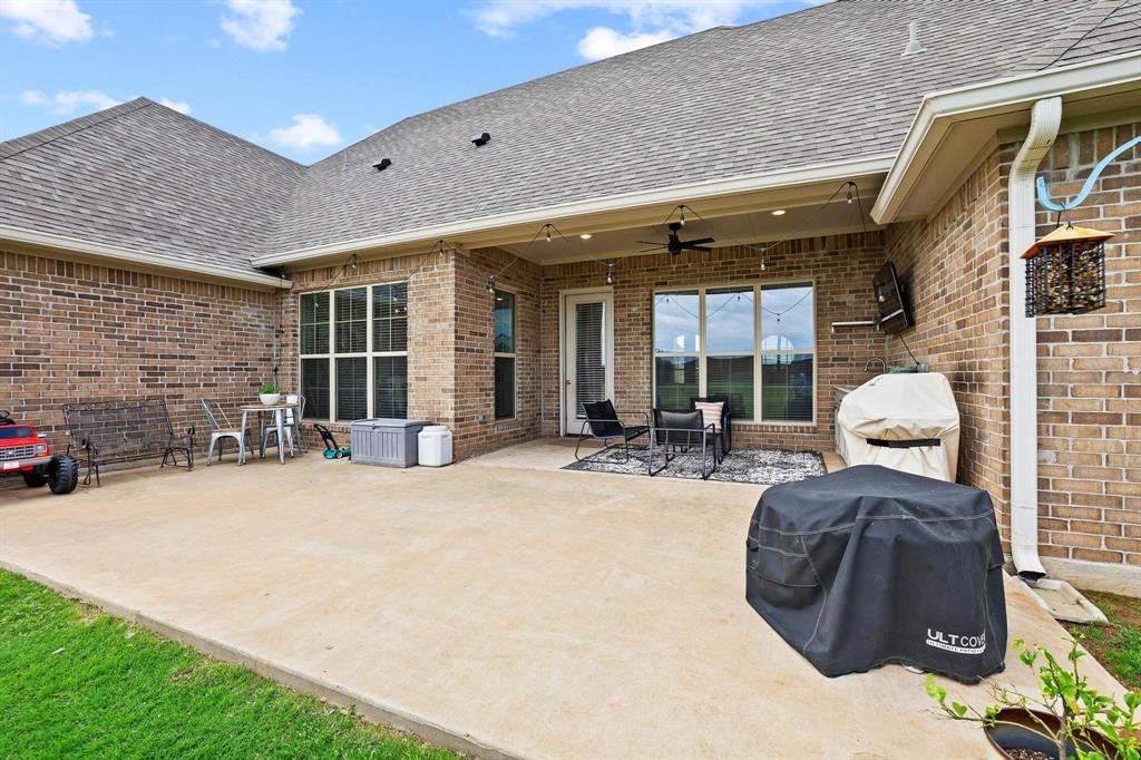 112 Chisolm Trail Pottsboro, TX 75076 - Photo 32 of 40 a view of a couch with table and chairs in patio