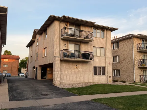 $225,000 | 9533 Minnick Avenue, Unit 3E, Oak Lawn, IL 60453