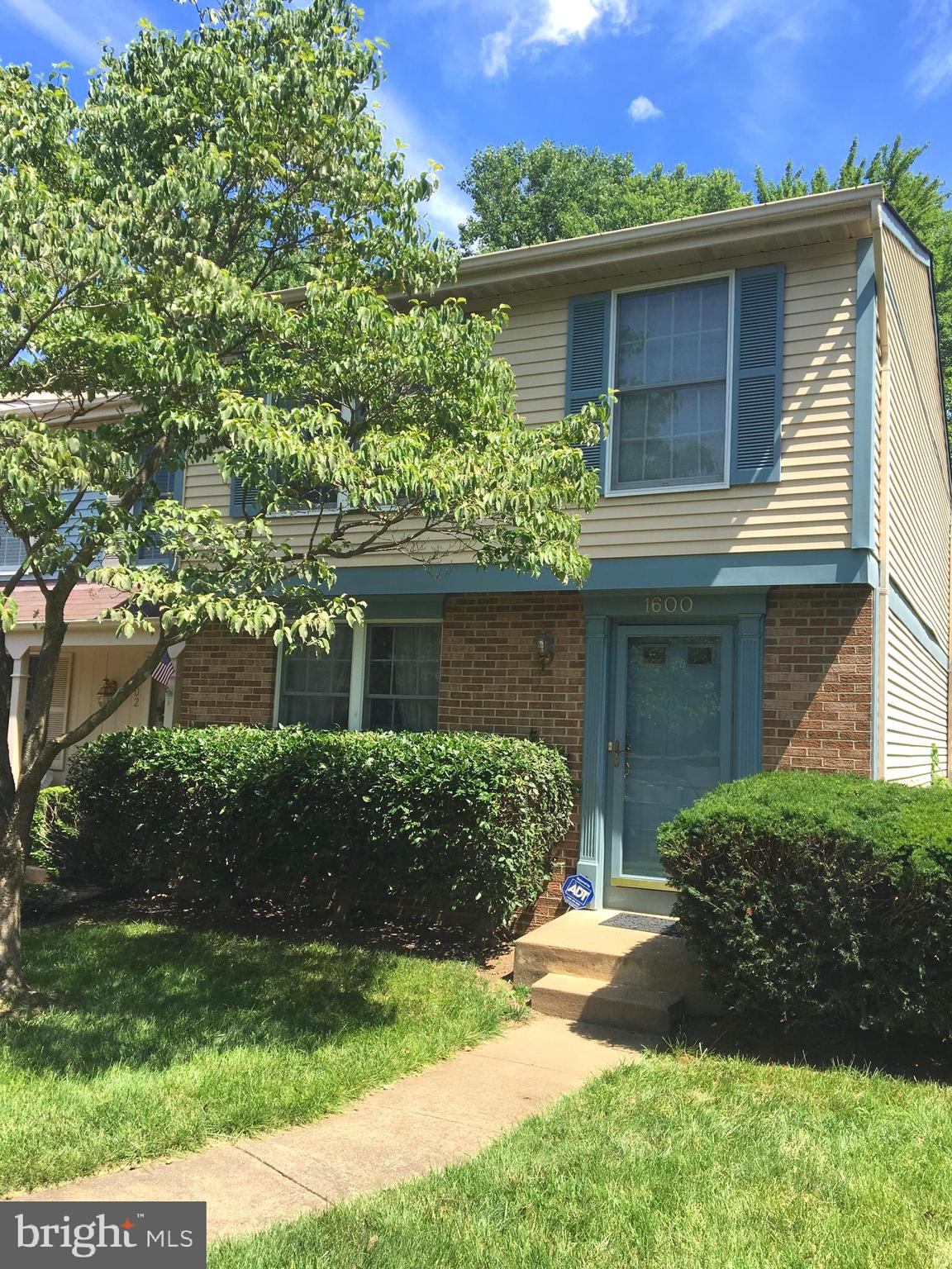 Wonderful end unit townhouse in North Reston .
