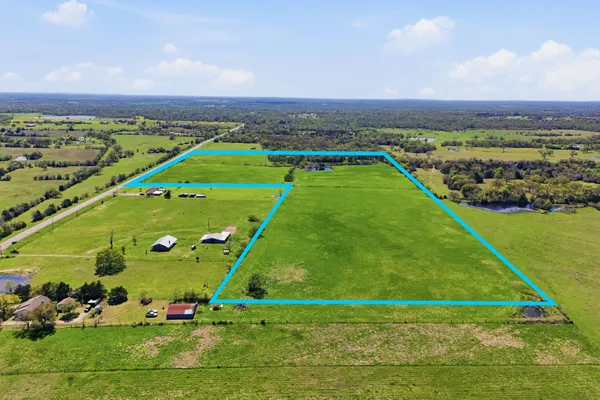 an aerial view of a tennis ground